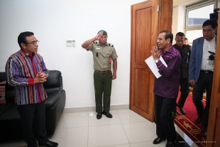 Primeiru Ministru, Taur Matan Ruak komprimenta Prezidente da republika wainhira sorumutuk iha palasiu prezidensial, Dili (19/3)