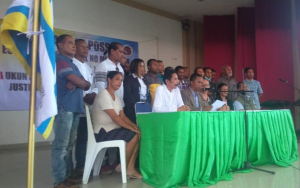 Membru Junta Forsa Polítika-Aliadu Defende Direitu Demokrátika (JFP-ADDD) alias Xa-Ra (Xanana-Ramos), deklara apoiu ba Xanana no Ramos Horta iha salaun Katedral Bebora, sesta (14/01.