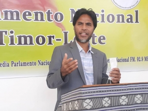 SEKomS Mericio Juvinal dos Reis Akara ko&#039;alia ba jornalista iha Parlamentu Nasional (21/4)