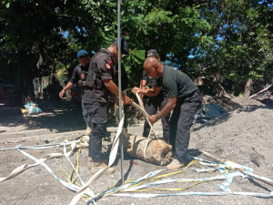 Esplosive Ordnance Disposal (EOD) sira Haloot hela Bomba ne&#039;ebé Komúnidade sira hetan ne&#039;e hodi lori ba Kaitehu, Likisá atu harahun.