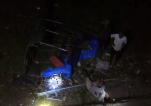 Pasajeiru ne’ebé sa’e Karreta Cary monu hela iha rai ho kondisaun gravé.
