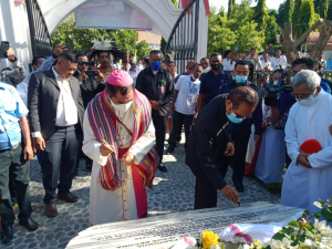 Primeiru Ministru (PM), Taur Matan Ruak no Arkebispu Arkedioseze Metropolitana Dili, Dom Virgílio do Carmo da Silva asina hela plaka Igreja Sagrado Coração de Jesus Bekora, dimingu (21/11). 