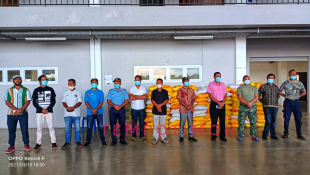 Autoriedade Munisípiu Ainaru no Autoriedade Munisípiu Covalima foto hamutuk hafoin entrega no simu nesesidade báziku ba povu Covalima iha Aeroportu Suai. Kuarta (17/3).