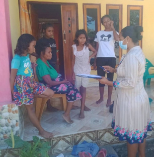 Ekipa Bee Timor-Leste (BTL, E.P) Munisípiu Manatuto f’o hela karta notifikasaun ba kliénte ne’ebé seidauk selu tarefa.