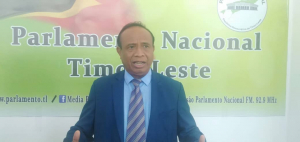Ministru Asuntu Parlamentár no Komunikasaun Sosiál (MAPKOMS) Francisco Jerónimo ko&#039;alia ba média sira iha Parlamentu Nasionál