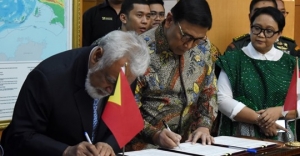 Reprezentante Governu Timor Leste, Xanana Gusmao asina akordu fronteira Terreste ho Ministru Koordenador Asuntus Politika, Justisa no Seguransa, Wiranto iha jakarta (22/07)