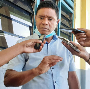 Diretór Servisu Agrikultura Munisípiu Baukau, Moises Lobato Pereira ko&#039;alia hela ba média sira iha salaun uma dame Uatulele, kuarta (12/01).