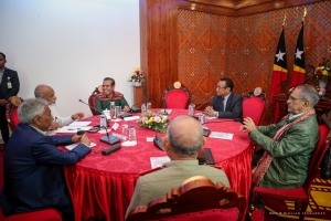 Partisipantes ba enkontru Lider Istoriku sira nian kompletu tuur hotu ona iha nia fatin, so kadeira ida ba Maun bo&#039;ot Kay Rala Xanana Gusmao nian mak hatu&#039;ur mamuk hela entre tu&#039;ur fatin Taur Matan Ruak ho Prezidnete da Republika, iha palasiu Prezidensial (10/02)