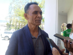 Deputadu Jose agostinho siqueira xomotxo kolia hela ho jornlista sira iha resintu Parlamentu Nasional, kinta (10/9