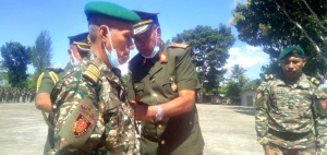 Xefe Estadu Maior Jenerál F-FDTL, Tenente Jenerál Falur Rate Laek fó hela simbolu pose ba komadante komponente terrestre Koronél José da Costa ‘Trix’, iha primeiru batallaun, lanud Baukau, segunda (11/04).