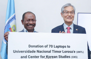 Magnífiku Reitór João Soares Martins simu doasaun laptop husi Embaxadór Koreia mai Timor-Leste, Shin Mantaek.