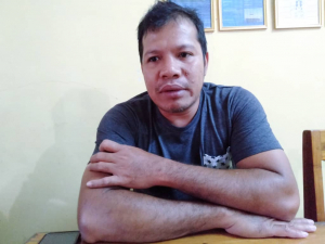 Diretor FM João Almeida koalia hela ba jornalista iha nia knar fatin iha Dili