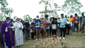 Familia husi Matebian Francisca Gama ho ekipa SIJK tau aifunan no hari kruz iha rate Covid-19 Metinaro, Tersa (20/4)