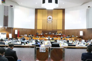 Deputadu sira tuir hela plenária iha Parlamentu Nasionál.