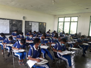 Estudante sira iha aula laran hodi hola fatin hela iha prosesu aprendizajen iha Eskola Sekundària Jerál Katòlika Nossa Señora de Fatima (NOSSEF), ne&#039;ebé lokaliza iha Suku Lihu, Postu-administrativu Railaku, Munisípiu Ermera.