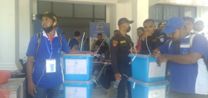 STAE Baukau akompaña husi membru PNTL prepara hela urna atu desloka ba sentru votasaun hotu iha Munísipiu Baukau, sesta (18/03).