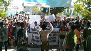 Estudante sira halo asaun pasifiku hasoru Estrutura UNTL iha Kampus Sentral Kaikoli.