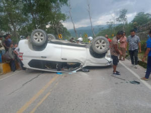 Karreta ne’ebé taka fila iha estrada klaran.