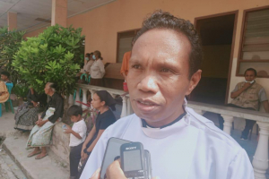 Padre Alípio Pinto Gusmão ko&#039;alia hela ba media sira iha katedral vila antiga Baukau, kinta (04/11).