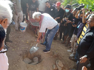 Líder Karismátiku Kay Rala Xanana Gusmão ofisialmente lansa konstrusaun ba Monumentu 4 Setembru iha Aldeia Auhun, Suku Bekora, sesta (20/08). 