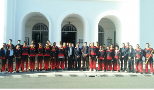 Atleta sira ne’ebé prepara ba tuir kompetisaun Sea Games iha Vietname hasai foto hamutuk ho Primeiru Ministru (PM), Taur Matan Ruak, iha Palásiu Governu, kinta (05/05).
