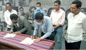Prezidente Konsellu Administrasaun Rádiu Televizaun Timor-Leste, Empreza Públika (RTTL,EP), José António Bele ‘Taraleu’ (karuk) ho Prezidente Interinu Konsellu Imprensa, Expedito Dias Ximenes, ania hela MoU, iha salaun KI, Kintal Boot, sesta (25/03). 