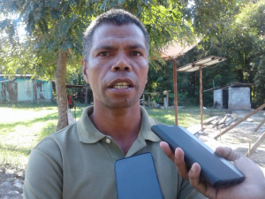 Xefe suku Tutuluru, Sebastião da Costa Hornai ko&#039;alia hela ho jornalista sira iha suku Tutuluru. Kinta (29/07).