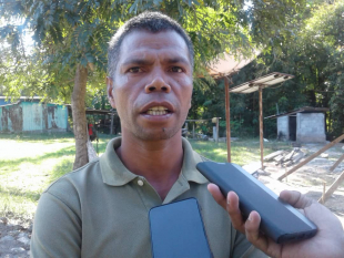 Xefe suku Tutuluru, Sebastião da Costa Hornai ko&#039;alia hela ho jornalista sira iha suku Tutuluru. Kinta (29/07).