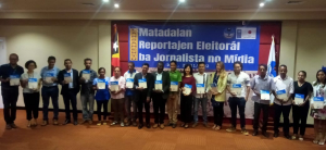  KI ho PDNU ofisialmente entrega hela livru matadalan reportajen eleitoral ba jornalista no media sira, iha salaun Otel Novu Turizmu, tersa (22/11).