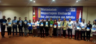  KI ho PDNU ofisialmente entrega hela livru matadalan reportajen eleitoral ba jornalista no media sira, iha salaun Otel Novu Turizmu, tersa (22/11).