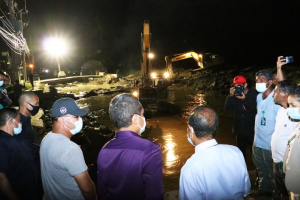 Ministru obras públikas (MOP), Salvador Pires  akompania PM Taur Matan Ruak ba observa serbisu kompania Montana Di&#039;ak ne&#039;ebe reabilita hela estrada besik embaixada Australia nia oin, Tersa (20/4)