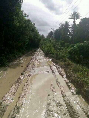 Estrada balun ne&#039;ebe iha area rural kondisaun at hela.