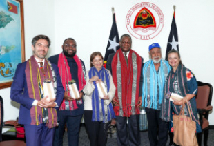Primeiru-Ministru (PM), Kay Rala Xanana Gusmão, foto hamutuk ho Diretór Seniór ba Parserias Estratéjikas Programa Alimentár Mundiál (PAM) nian, Stanlake Samkange no ekipa. 