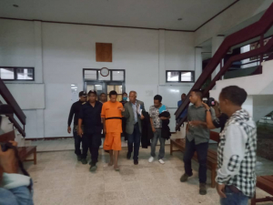 Advogadu privadu Manuel Tilman ho nia kliente JOF hafoin Julgamento iha TDD iha Domingo (29/11)