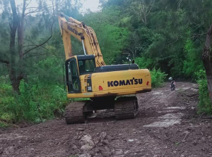 Ekipamentu husi Kompañia JOVA ateru hela estrada iha Suku Gurusa. 