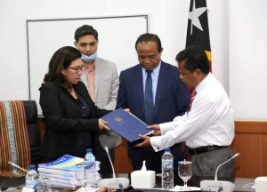 Ministra Finansas (MF) Interina Sara Lobo Brites hamutuk ho Ministru Asuntu Parlamentár no Komunikasaun Sosiál (MAPKomS) hodi entrega proposta OJE 2021 nian ba Prezidente Parlamentu Nasionál (PPN) Aniceto Longuinhos Guterres Lopes iha gabinete PPN.