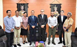 Ministru Obras Públikas (MOP), Abel Pires da Silva, akompaña husi Vise-MOP, Nicolau Lino Freitas Belo, hasai foto hamutuk ho Embaixadór Uniaun Europeia, Andrew Jacobs ho nia ekipa.