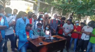 Movimentu Universitariu Timor-Leste (MUTL) halo hela konferensia Impresnsa iha kampus Liseu UNTL kuarta (28/04). 