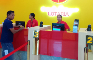 Ekipa Lotária Grand Dragon atende hela kliente.