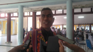 Prezidente Asosiasaun Vendedór Munisípiu Baukau, Daníel Soares dos Santos, ko’alia hela ba media hafoin toma pose iha salaun Sentru Konvensões Villa Antiga Baukau, Tersa (13/13).