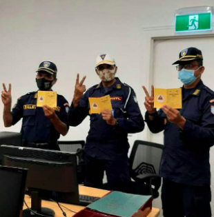 Segundu Komandante PNTL munisipiu Dili, Superintendente Polisia, Euclides da Costa Belo (karuk), Komandante Polisia Tranzitu Nasional, Superintendente Polisia, Joăo Belo (klaran) no Xefi Departamentu Polisia Komunitáriu Nasionál (PKN), Superintendente Polísia, António da Luz (loos) foto hamutuk hafoin simu vasina husi médiku sira iha Sala Unidade Polisia Vulneral (VPU) iha Kailoli, kinta (15/04/2021)