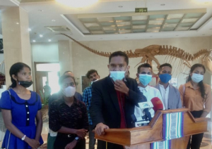 Reprezentante Komunidade husi Oekussi, Nilton Pereira, hamutuk ho ekipa iha Palásiu Prezidensiál Bairopite, segunda (08/11).