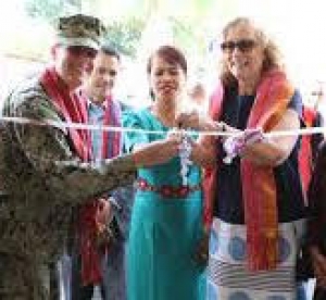 Diretora Servisu Saúde Munisípiu Likisá, Apolónia dos Santos hamutuk ho Embaixadora EUA iha Timor Leste Karen Clark Stanton no Militar Amerika Seabees, inaugura sentru saude Vatubou