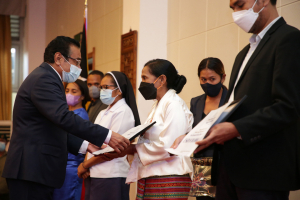 PreZidente Repúblika, Francisco Guteres ‘Lú Olo’ entrega hela premiu ba manán na’in sira iha Palásiu Prezidensiál, sesta (10/13).