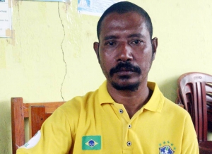 Xefe Suku Kairui, Roberto Ximenes, bainhira dada lia hela ho jornalista tempotimor.com iha sede suku Kairui, Sábado (13/04).