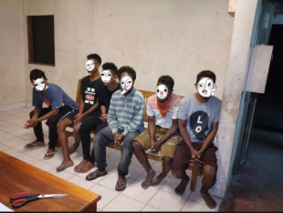 Juventude sira ne&#039;ebe parte PNTL kaptura iha Merkadu Komoro iha hela eskuadra PNTL Dom Aleixo, Kinta (18/3)
