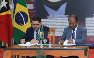 Magnífiku Reitór Universidade Nacional Timor Lorosa&#039;e (UNTL, João Soares Martins asina hela akordu kooperasaun ho Embaxadór Brazil nian iha Timor-Leste, Mauricio Medeiros de Assis.