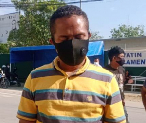 Família matebian husi Anita Maia, Domingos Barreto, ko&#039;alia hela ho jornalista sira iha sala Izolamentu Vera Cruz, tersa (17/08).