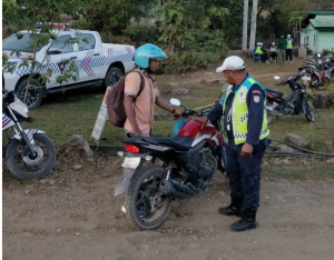 Ekipa konjunta Komandu Polísia Nasionál Timor-Leste (PNTL) Munisípiu Bobonaro hala&#039;o pasa revista ba transporte sira iha Maliana.