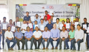 Foto hamutu ho ILO hafoin Sekretáriu Estadu Formasaun Profisionál no Empregu SEFOPE Julião da Silva ensera formasaun strategic Compliance planning seminar and training on risk assessment and OSH inspection in construction iha salaun Delta Nova, (27/09)